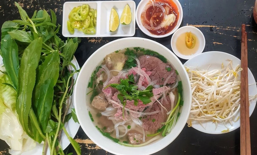 Bát phở nóng hổi đậm đà vị thịt bò